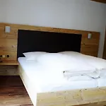 Отель Edi
